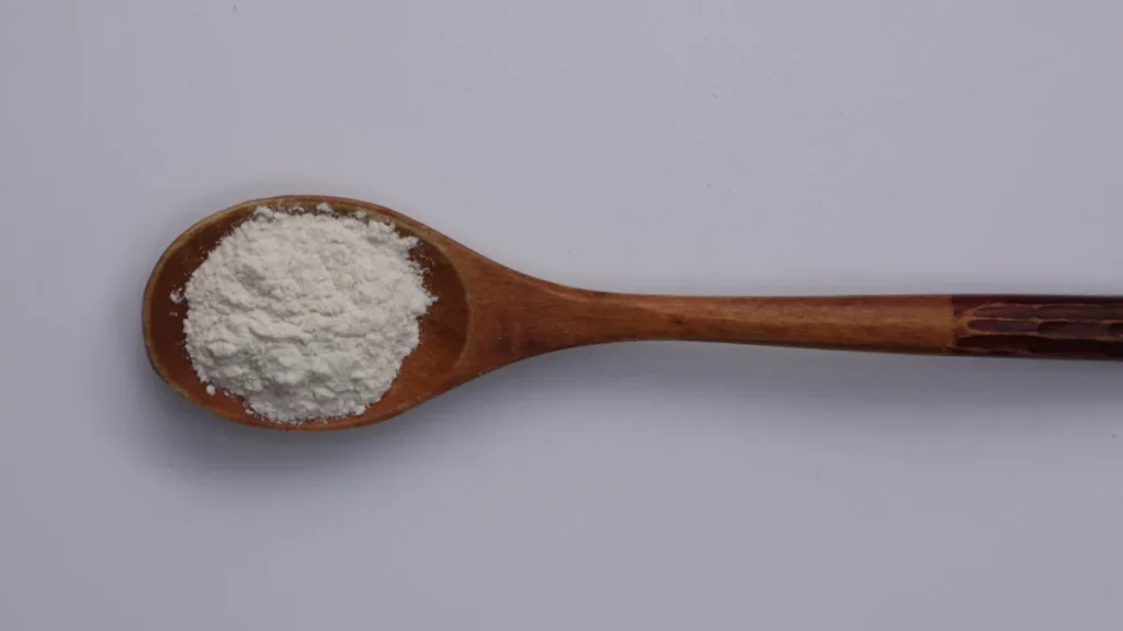 White water-retention system powder presented in a wooden spoon