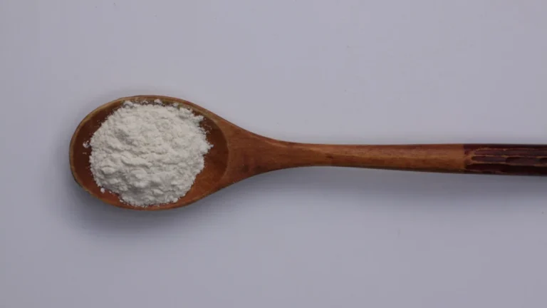 White water-retention system powder presented in a wooden spoon